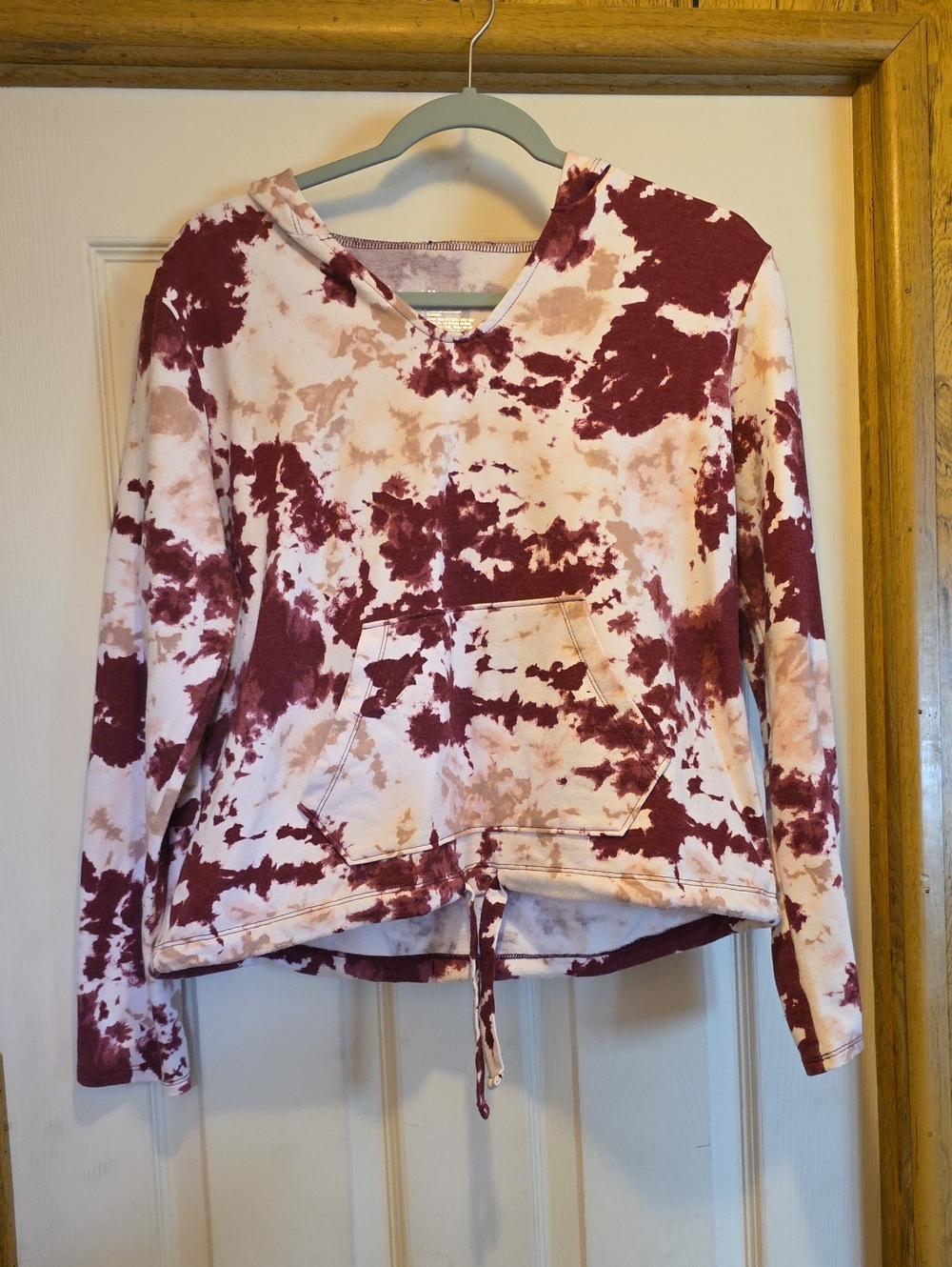Women’s Tie-Dye V-Neck Pullover Hoodie in Burgundy and Cream